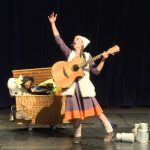 © Spectacle OUPS - La Baraque à Plumes