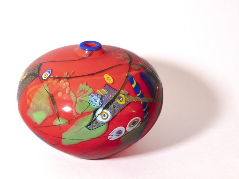 © Exposition " Graal", Verre contemporain. Collection Denise et Marcel Heider._Évian-les-Bains - Jan Erik Ritzmann, Vase, verre soufflé multicouche et inclusions intercalaires, photo Cyril Bouchet