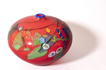 © Exposition " Graal", Verre contemporain. Collection Denise et Marcel Heider._Évian-les-Bains - Jan Erik Ritzmann, Vase, verre soufflé multicouche et inclusions intercalaires, photo Cyril Bouchet