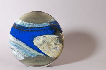© Exposition " Graal", Verre contemporain. Collection Denise et Marcel Heider._Évian-les-Bains - Alain et Marisa Bégou, Vase, sans date, verre soufflé multicouche et inclusions d’émaux, photo Cyril Bouchet