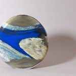 © Exposition " Graal", Verre contemporain. Collection Denise et Marcel Heider._Évian-les-Bains - Alain et Marisa Bégou, Vase, sans date, verre soufflé multicouche et inclusions d’émaux, photo Cyril Bouchet
