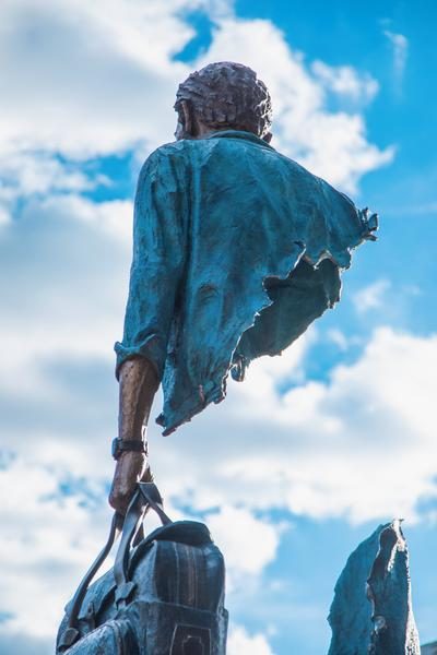 © Bleu de Chine  - Bruno Catalano, Bleu de Chine, « Les Voyageurs », 2017, 304 x 125 x 116 cm, bronze 