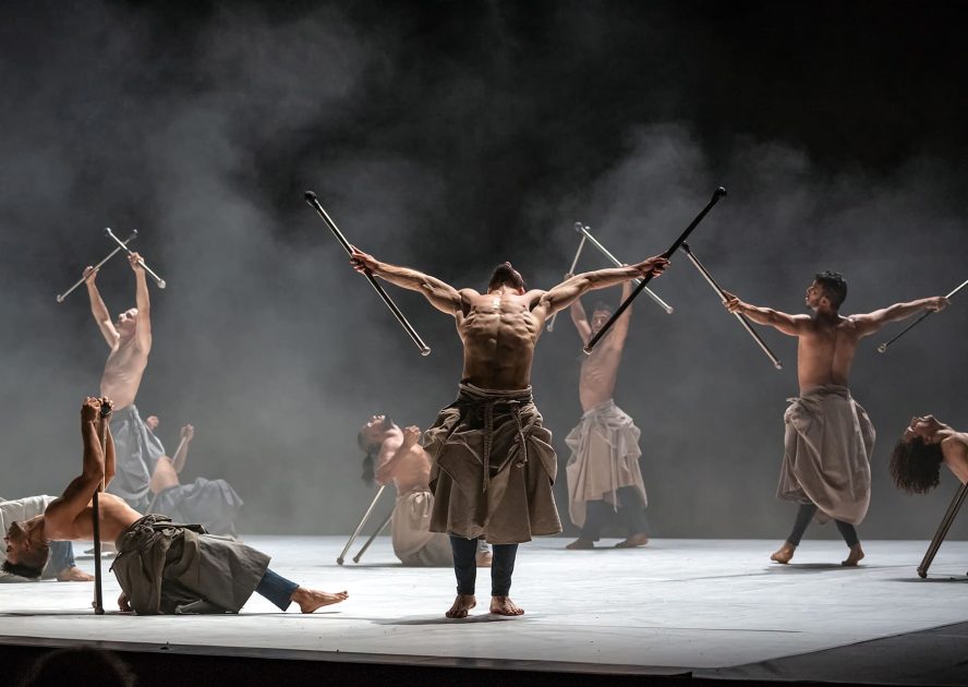 © Les Nuits Barbares ou les premiers matins du monde - cie Hervé Koubi - Didier PHILISPART