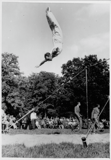 © Cologny, stade de Frontenex, 1941 - Compétition de gymnastique - Maurice WASSERMANN