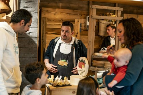 Visite d'une cave d'affinage de fromage Abondance