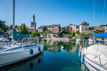 Le port de plaisance d'Yvoire sur le lac Léman est un endroit idéal pour les bateaux avec ses 352 postes d'amarrage et son entrée de 35 mètres de large.
