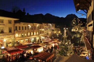 Marché de Noël à Gruyères en Suisse, l'un des plus beaux marchés de Noël du pays dans un cadre historique et enchanteur.