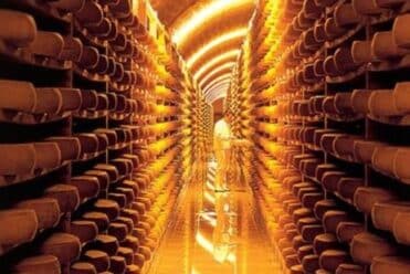 Le comté est un fromage AOC de Franche-Comté qui est affiné, comme dans les caves du Fort des Rousses au coeur du Haut-Jura.