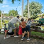 Les trains miniatures du Swiss Vapeur Parc visibles depuis les nombreux chemins piétons aménagés.