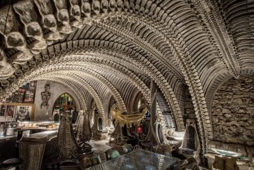 Découvrez le HR Giger Bar à Gruyères, un endroit insolite dédié à l'univers d'Alien