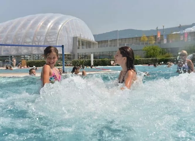 Le parc aquatique du Vitam à Neydens et ses piscines à bulles dans les espaces de baignade extérieurs.