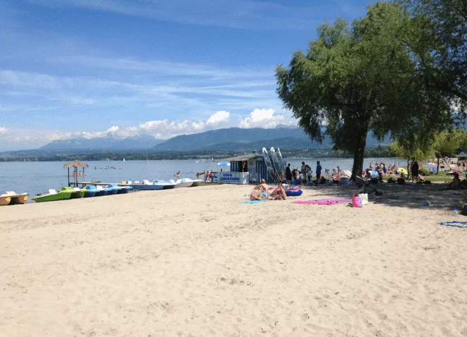 La plage d'Excenevex sur les rives françaises du lac Léman : une des rares plages de sable fin aménagée pour la baignade en famille.