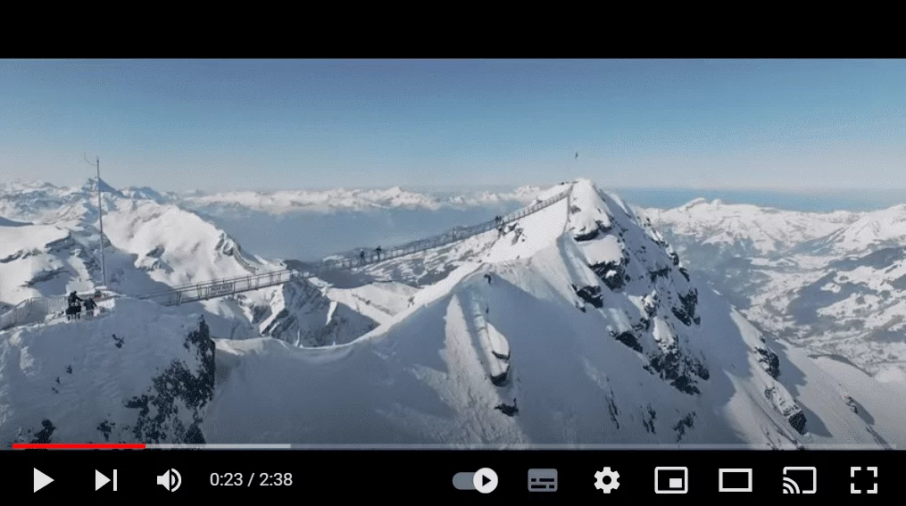 Le Peak Walk by Tissot, summum des aventures sur le Glacier 3000 au coeur des Alpes suisses.