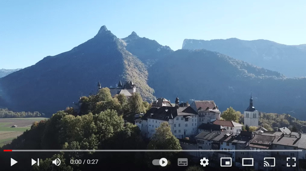 Au pied du Moléson, le village médiéval de Gruyères est surplombé par son magnifique château.
