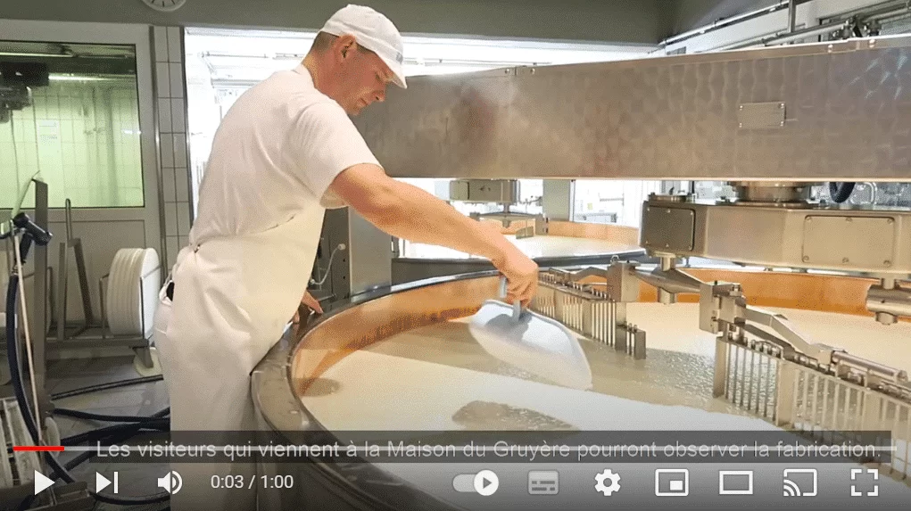 En visitant la Maison du Gruyère à Pringy, on peut observer la fabrication du fromage par un fromager.