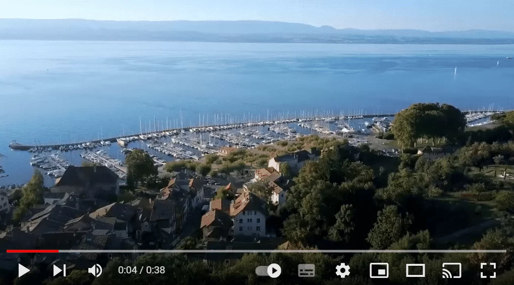 Thonon-les-Bains, département de Haute-Savoie avec son port de plaisance sur le lac Léman vu depuis le château de Ripaille.