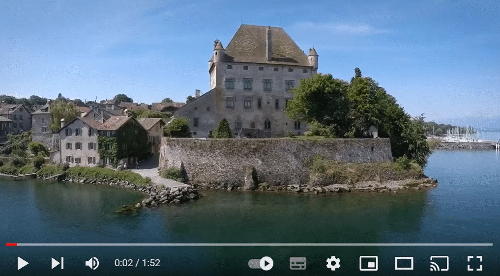 Le château d'Yvoire surplombant son promontoire au bord du lac Léman.