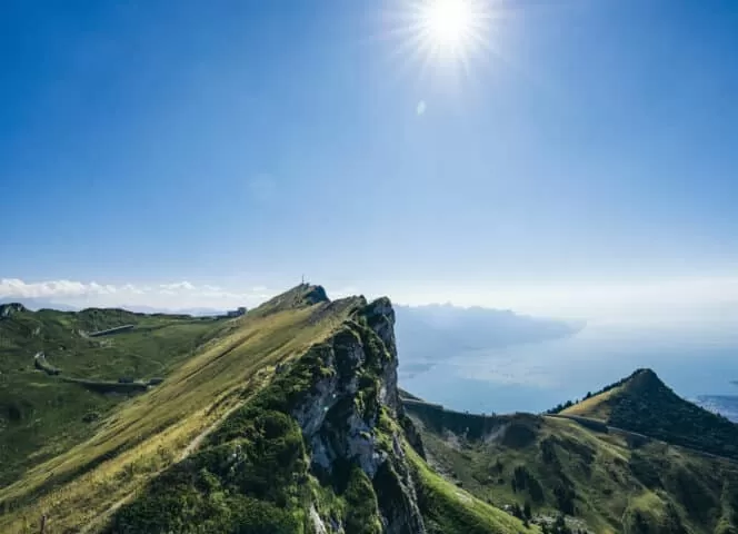 Vue sur les Rochers de Naye surplombant le lac Léman (lac de Genève).