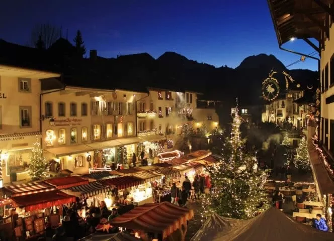 Marché de Noël à Gruyères en Suisse, l'un des plus beaux marchés de Noël du pays dans un cadre historique et enchanteur.
