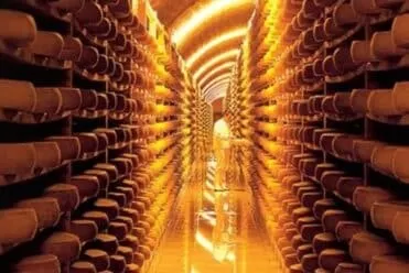 Le comté est un fromage AOC de Franche-Comté qui est affiné, comme dans les caves du Fort des Rousses au coeur du Haut-Jura.