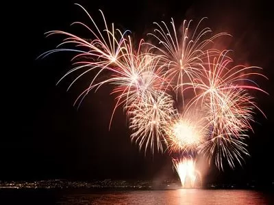 Feux d'artifice du 15 août sur les rives du lac Léman à Evian-les-Bains.