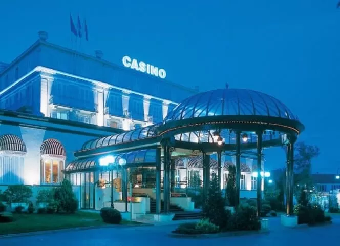 Au bord du lac Léman, le casino de Divonne-les-Bains.