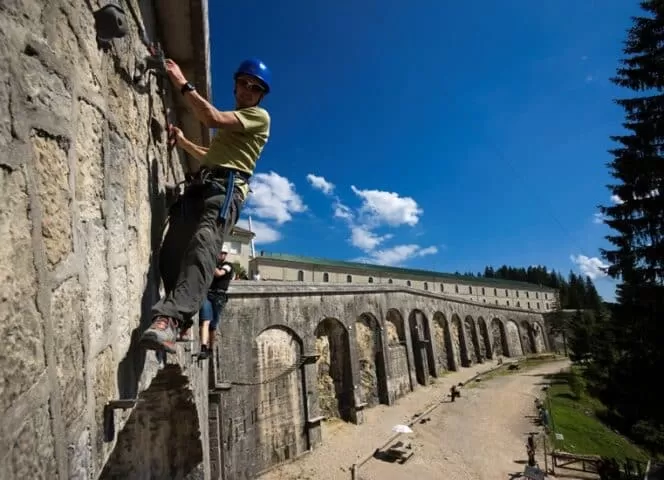 Ancien fort militaire, le fort des Rousses est réaménagé en parcours aventure sur les remparts de la forteresse.