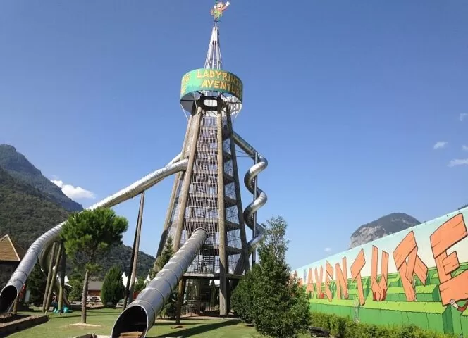 Le toboggan géant du Labyrinthe Aventure d'Evionnaz, parc d'attractions pour les familles à quelques minutes de Martigny.