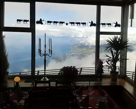 Le restaurant Plein Roc et sa vue panoramique sur le lac Léman aux Rochers-de-Naye, 2042 mètres d'altitude.