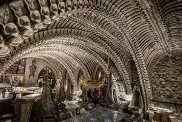 Découvrez le HR Giger Bar à Gruyères, un endroit insolite dédié à l'univers d'Alien