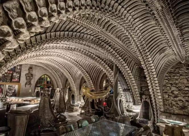 Découvrez le HR Giger Bar à Gruyères, un endroit insolite dédié à l'univers d'Alien